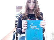 Sweet Teen Andreza: Explosion de Chatte à la Lecture Érotique 💦🔥